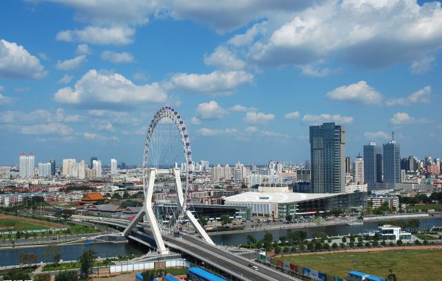 古韵天津街，油纸伞下凝望远方